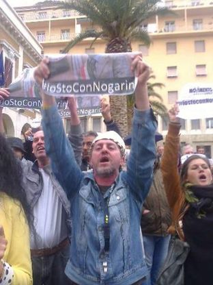 Livorno, tensione davanti al Comune alla manifestazione pro Nogarin