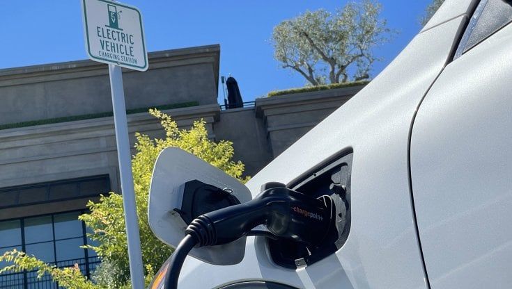 Auto diesel e benzina, stop alla vendita dal 2035 dopo l'accordo Ue. Ecco cosa cambia per i consumatori