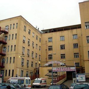 Chiude il laboratorio di analisi dell'ospedale Loreto Mare, protesta la Cgil
