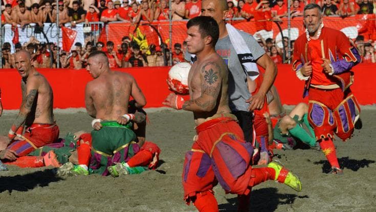 Calcio storico Rossi in finale, battuti i Verdi 22 cacce a 2. E oggi i Bianchi sfidano gli Azzurri
