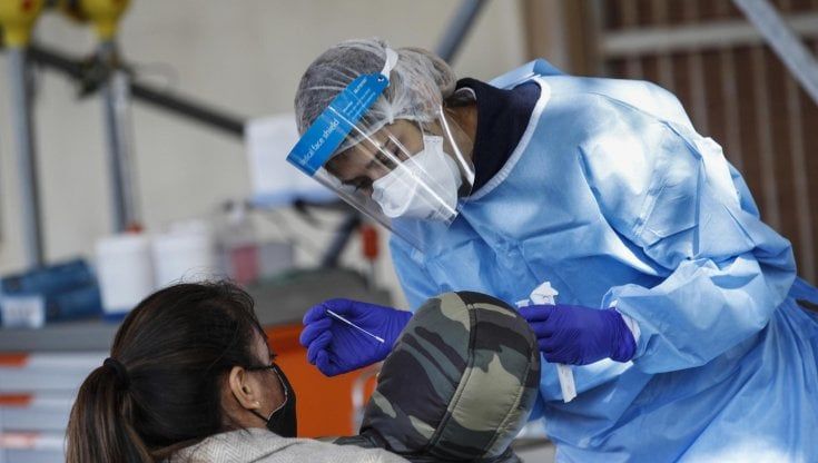 Covid, a Roma i cacciatori di varianti: "Fateci studiare i casi scoperti nel resto d'Italia"