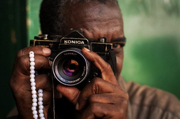 Africa, quei fotografi con la macchina analogica 