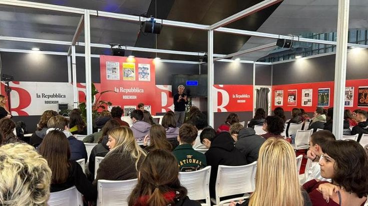 Più libri più liberi 2025, la diretta di oggi. Giuli a Massini: “Nessuno ha chiesto il tuo scalpo”. Lo scrittore: “Tu no, altri sì”