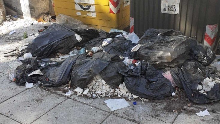 Dopo un mese l’asilo-discarica di via Papireto resta nel degrado 