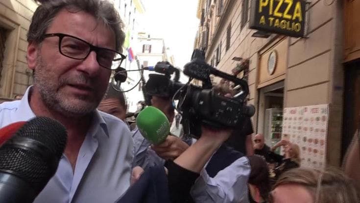 Prima riunione dei leghisti e nodo Governo da sciogliere, Giorgetti: "Io fuori? Magari mi riposo..."