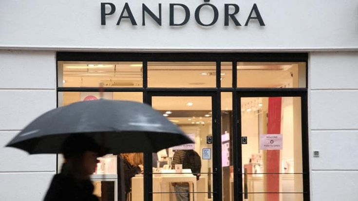 Pandora, addio all’argento: braccialetti in platino per contrastare i capricci dei mercati