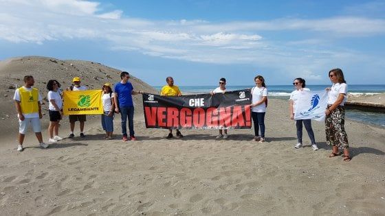Castel Volturno, blitz di Legambiente alla foce del torrente Agnena