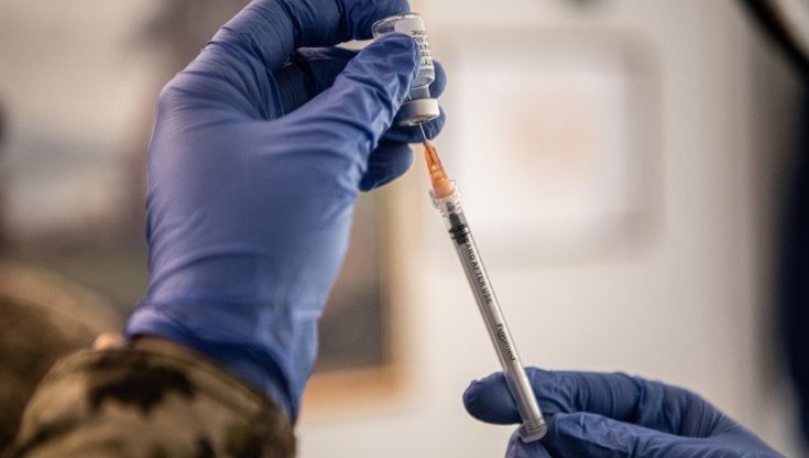 Medico va in pensione con Quota cento e poi si offre volontario per vaccinare. L'Inps gli toglie la pensione, la Corte dei Conti: "Restituitegliela"