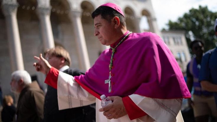 “Io, da migrante a vescovo. Cristo sta con gli stranieri, lo capii in un portabagagli”