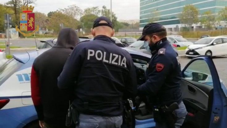 Roma, pestarono a sangue band rivale e un migrante. Arrestati 4 trapper. Le violenze in Rete