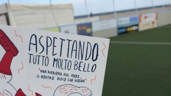 Calcio e musica indie: "Tutto Molto Bello" va al mare