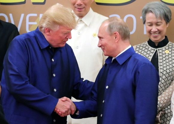 Un sorriso e camicia vietnamita: la stretta di mano tra Trump e Putin 