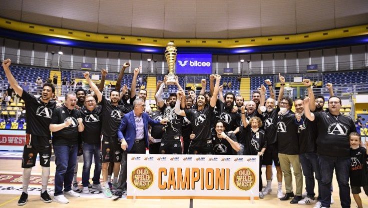 Basket, storica Tortona: batte Torino alla 'bella' ed è in A per la prima volta