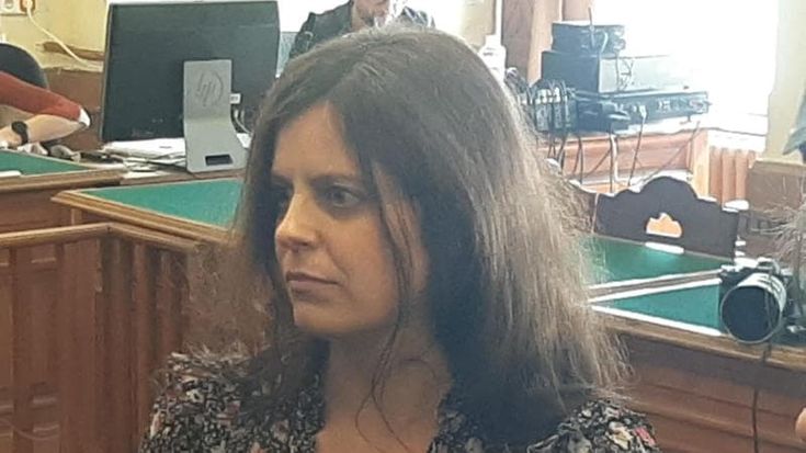 Ilaria Salis esce dal carcere: accolto il ricorso, va ai domiciliari a Budapest. Il padre: “Mia figlia non è ancora fuori dal pozzo, dal governo nessun aiuto”