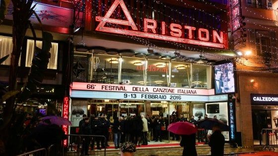 Milano, tutti insieme appassionatamente davanti alla tv: a Base visione collettiva di Sanremo