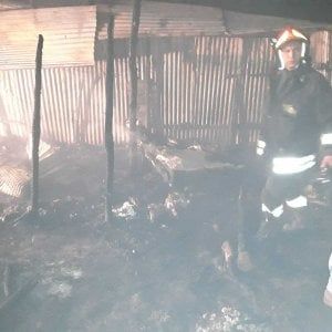 Calabria, nuovo incendio nella tendopoli di San Ferdinando, distrutta una quindicina di baracche
