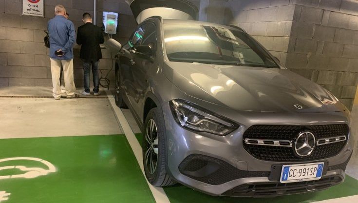 Anm inaugura 12 stazioni per auto elettriche a Napoli 