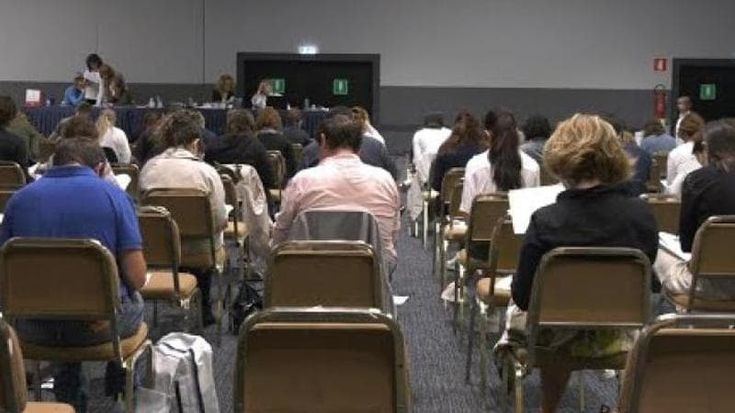 Dalla scuola e dai ristoranti in fila per il test a 50 anni: “Piano B, fare l’infermiera”
