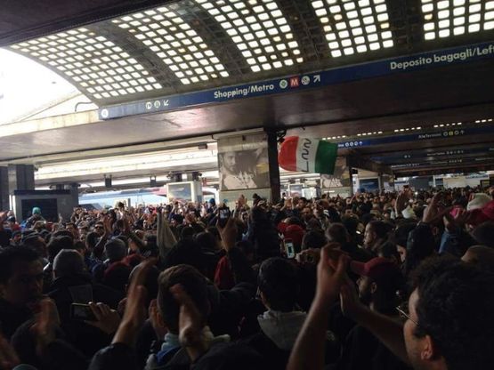 I tifosi laziali invadono la stazione Termini per salutare la squadra in partenza per Napoli