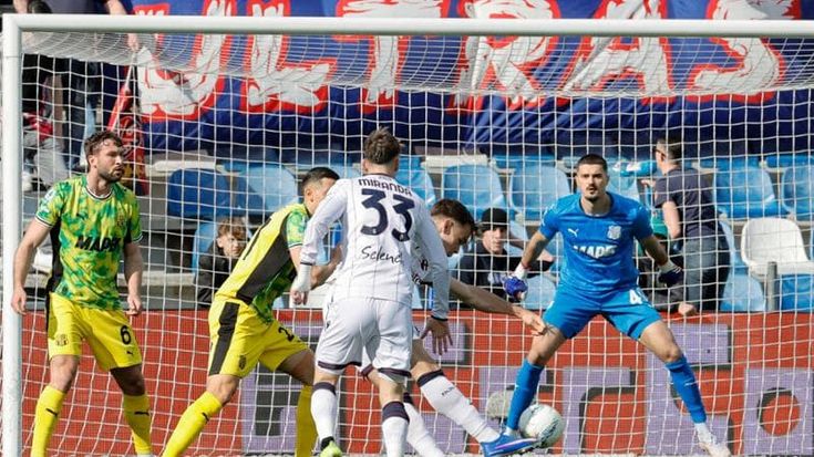 Sassuolo-Bologna, i rossoblù espugnano il Mapei stadium: Dallinga segna, Skorupski soffre ma resiste