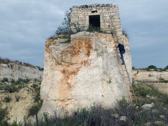 Salento, la magia del trullo sospeso tra due cave