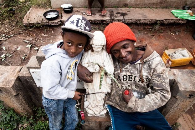 Dal caos metropolitano di Milano ai bambini del Madagascar, i racconti per immagini di tre fotografi