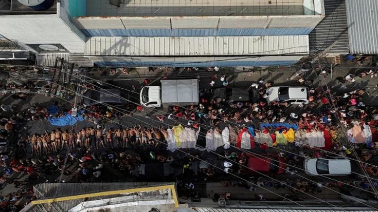 Rio, allineati in strada i cadaveri delle vittime della maxi-operazione anti-narcos: 138 i morti