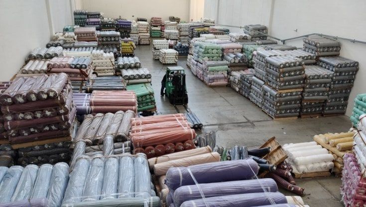 Firenze, all'asta 8.700 chilometri di tessuti, quanto dalla Toscana agli Usa, sequestrati dalla Procura europea per valori milionari