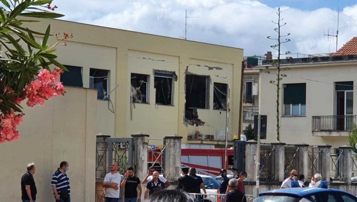Castellammare, violenta esplosione nel commissariato di polizia