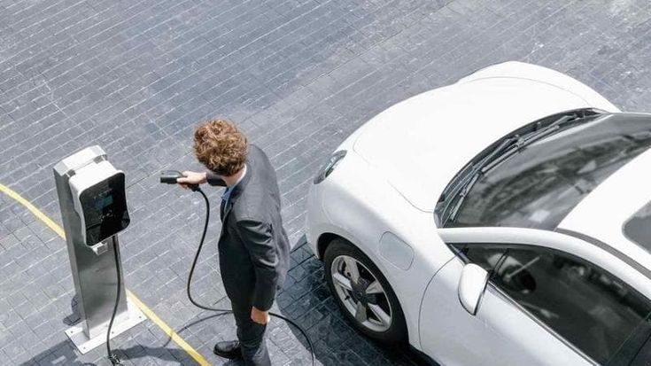 Ricarica contro pieno: ecco quanto si risparmia con le auto elettriche rispetto alla benzina