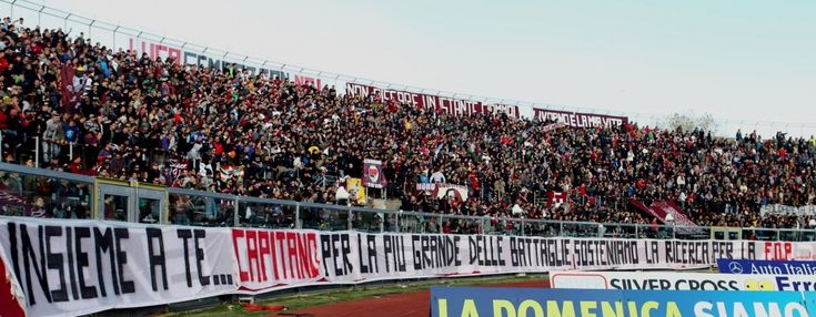 Livorno si stringe a Luci, striscione di 60 metri per la malattia del figlio