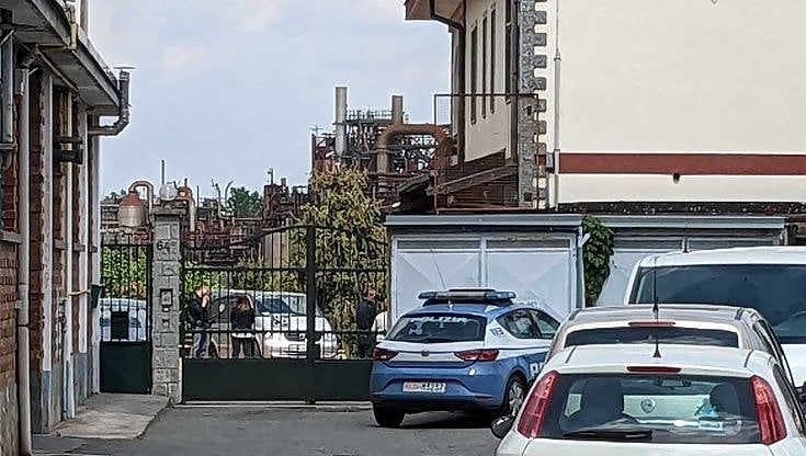 Torino, anziano muore travolto da catasta di legno mentre fa lavori nel giardino di casa