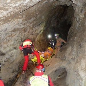 Cuneo: escursionista precipita in una grotta, speleologi in azione per riportarlo in superficie