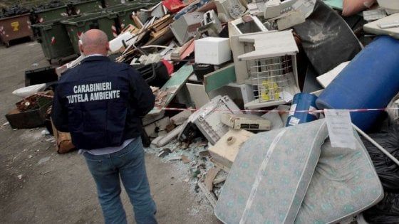 Bari, frigoriferi e forni abbandonati davanti alla statale 231: scoperta maxi discarica abusiva