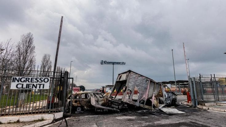 Ponte Galeria, maxi furto a Commercity: auto in fiamme e chiodi per bloccare le strade