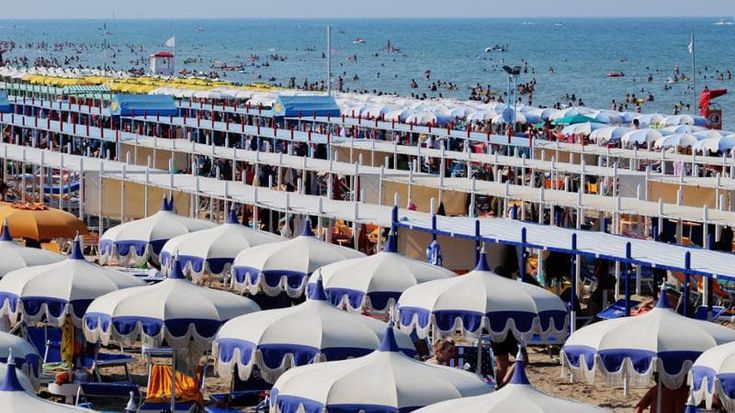 Spiagge, in Romagna la vacanza si accorcia. I consumatori: una settimana costa 280 euro in più