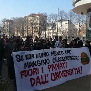 Torino, il corteo contro Burger King si sposta al Campus Einaudi