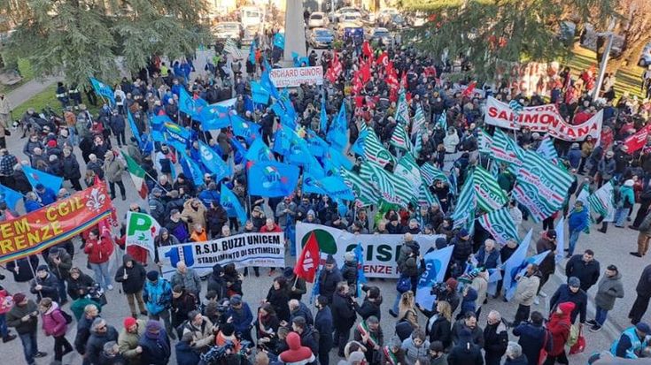 Oltre mille in piazza a Calenzano per ricordare le 5 vittime: “Servono più ispettori e controlli”