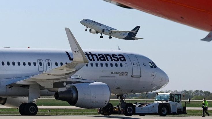 L’Ue: “Per i viaggi cancellati rimborsato solo il biglietto”. Lufthansa taglia 20mila voli