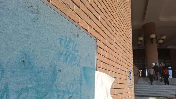 Scritta inneggiante a Hitler compare sul muro del tribunale di Torino