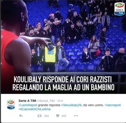Koulibaly regala una maglia ad un bambino dopo gli insulti razzisti