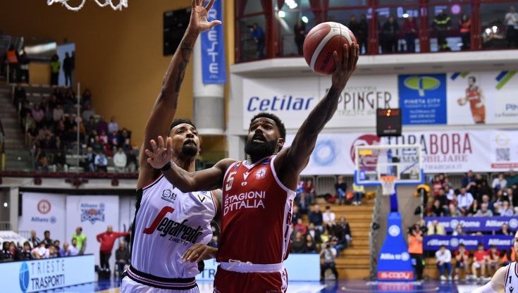 Basket, positivo alla cocaina il play di Trieste Corey Davis. Serie A, vincono le big