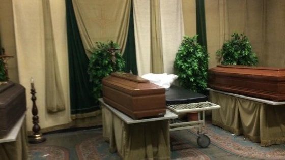 Coronavirus, bare e corpi sui letti nelle case di riposo dove gli anziani muoiono uno dopo l'altro