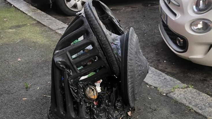 Garbatella, il Cestò messo da pochi mesi e già vandalizzato: sciolto dal fuoco, verrrà rimosso