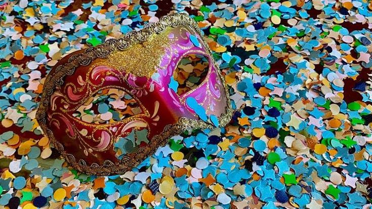 Carnevale, la guerra dei coriandoli: “Di plastica, inquinano”. “No, sono biodegradabili”