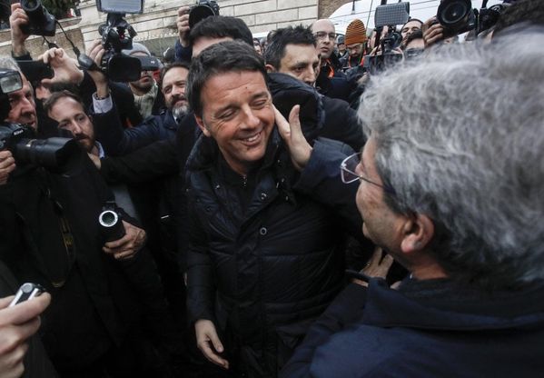Corteo antifascista, abbraccio Renzi-Gentiloni a Piazza del Popolo