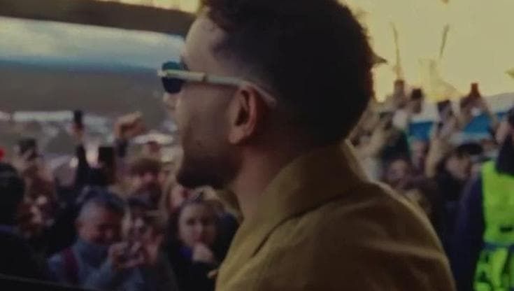 Rocco Hunt distribuisce "il pacco da giù" ai suoi fan