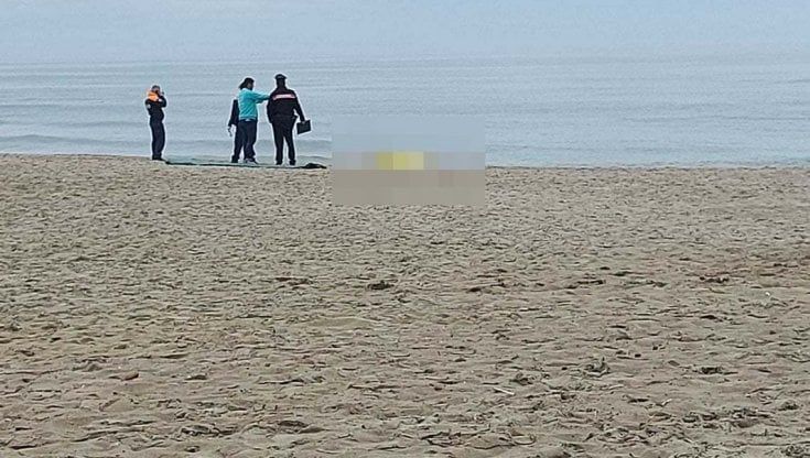 Fiumicino, cadavere di una donna sulla spiaggia. Tumefazioni sul volto: disposta l'autopsia 