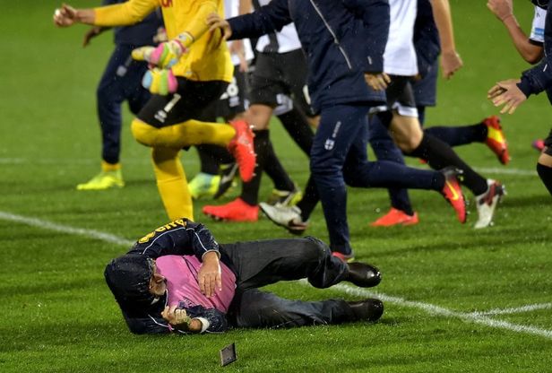 Parma, festa (con caduta) sotto la curva Nord