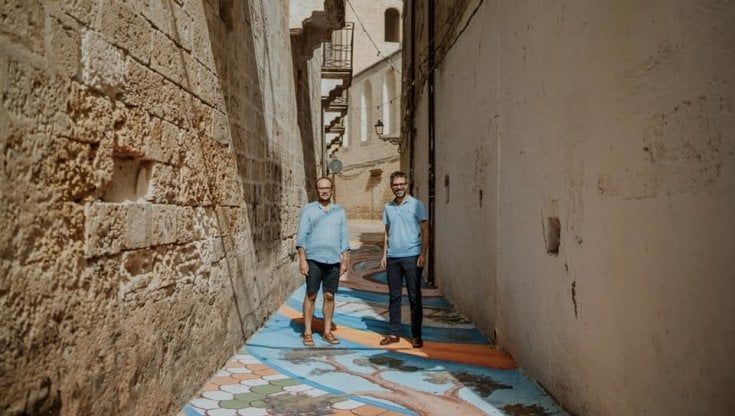 Street art nel vicolo: a Francavilla Fontana un'opera ripercorre la storia della comunità. Con una sorpresa se la si guarda dal basso